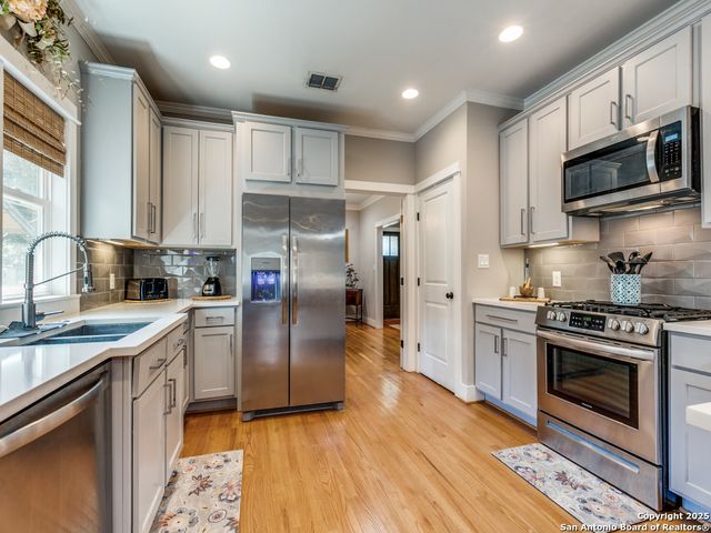 425 W Gramercy Pl, San Antonio, TX 78212