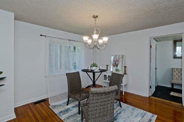 23 Jenness St, Springfield, MA 01104