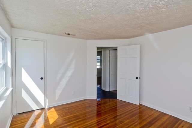 23 Jenness St, Springfield, MA 01104