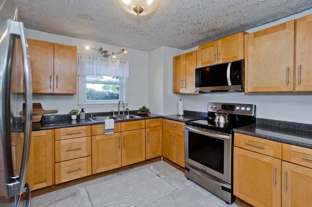 23 Jenness St, Springfield, MA 01104