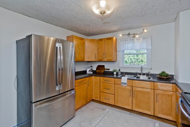 23 Jenness St, Springfield, MA 01104