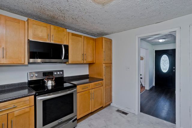 23 Jenness St, Springfield, MA 01104
