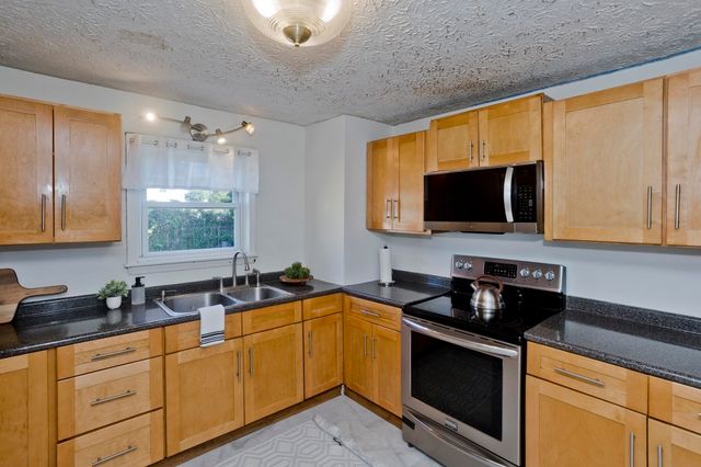 23 Jenness St, Springfield, MA 01104