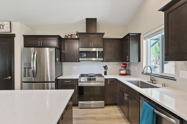 16105 N Gleneden Dr, Spokane, WA 99208