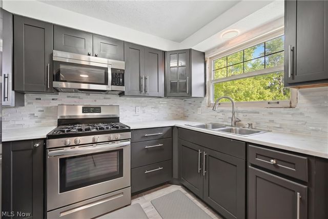 210 5th Avenue, Hubbard, OH 44425