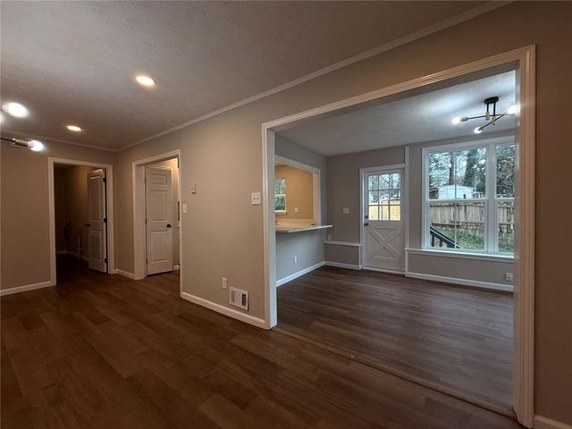 1055 Pinecrest Drive, Forest Park, GA 30297