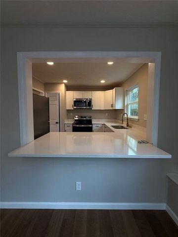 1055 Pinecrest Drive, Forest Park, GA 30297