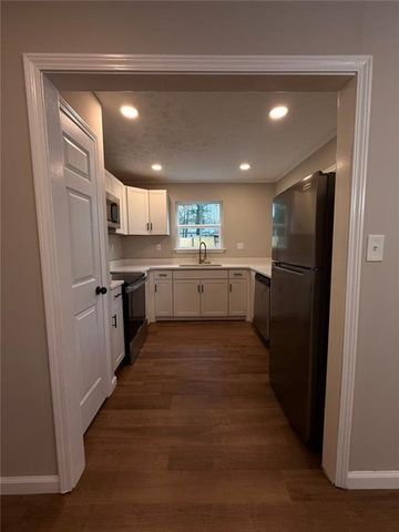 1055 Pinecrest Drive, Forest Park, GA 30297