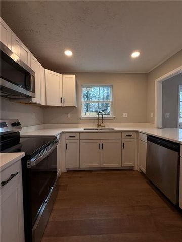 1055 Pinecrest Drive, Forest Park, GA 30297