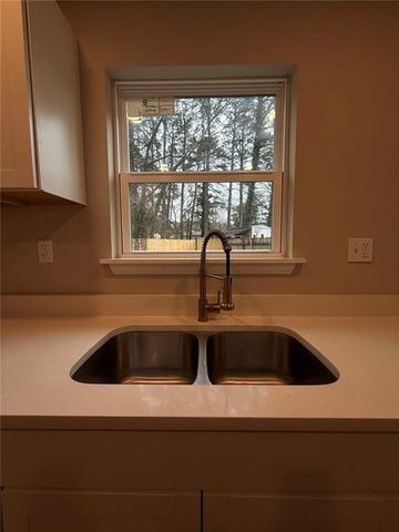 1055 Pinecrest Drive, Forest Park, GA 30297