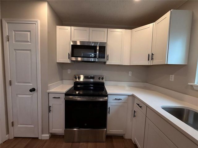 1055 Pinecrest Drive, Forest Park, GA 30297