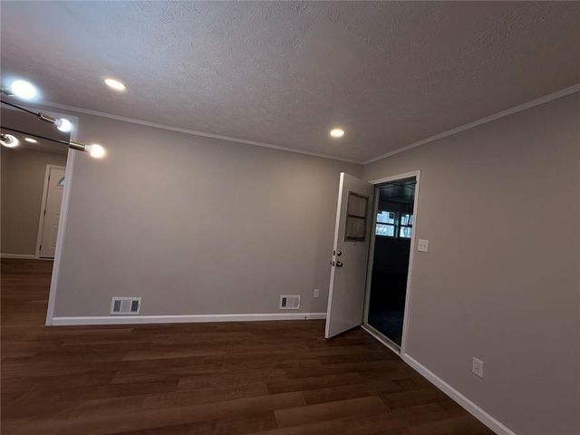 1055 Pinecrest Drive, Forest Park, GA 30297