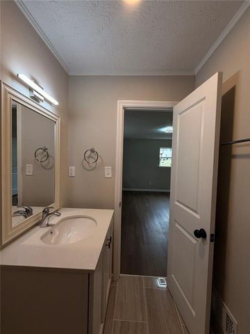 1055 Pinecrest Drive, Forest Park, GA 30297