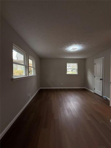 1055 Pinecrest Drive, Forest Park, GA 30297