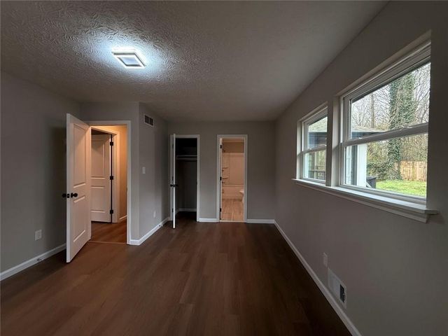 1055 Pinecrest Drive, Forest Park, GA 30297