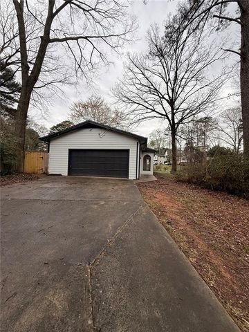 1055 Pinecrest Drive, Forest Park, GA 30297