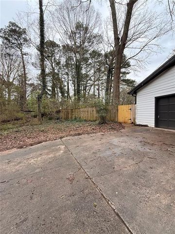 1055 Pinecrest Drive, Forest Park, GA 30297