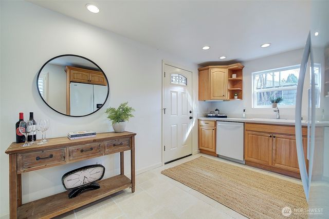 7940 17th Avenue SW, Seattle, WA 98106