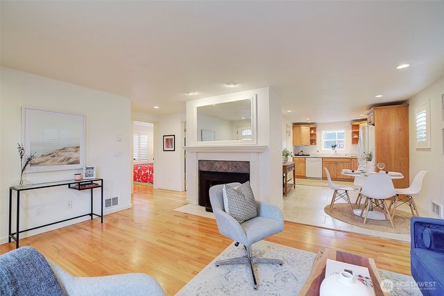 7940 17th Avenue SW, Seattle, WA 98106