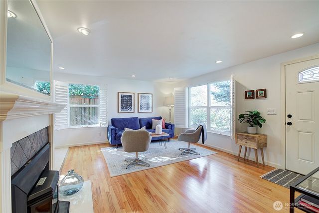 7940 17th Avenue SW, Seattle, WA 98106