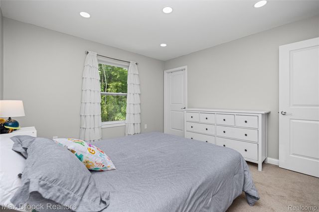 8012 IVY GLEN PARK LANE, White Lake Charter Township, MI 48386
