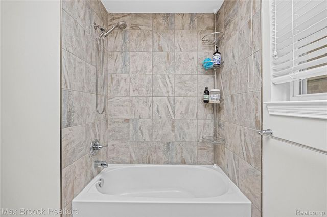 8012 IVY GLEN PARK LANE, White Lake Charter Township, MI 48386