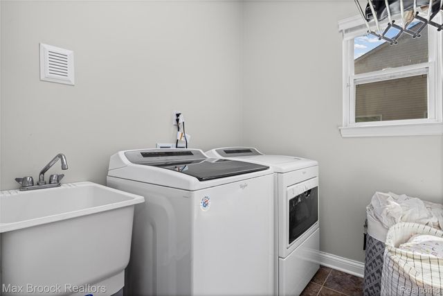8012 IVY GLEN PARK LANE, White Lake Charter Township, MI 48386