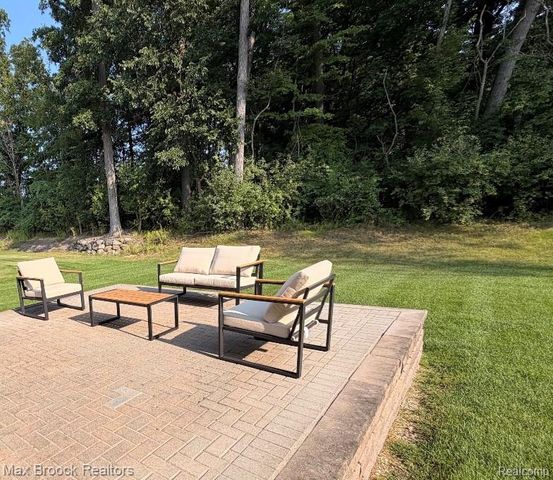 8012 IVY GLEN PARK LANE, White Lake Charter Township, MI 48386