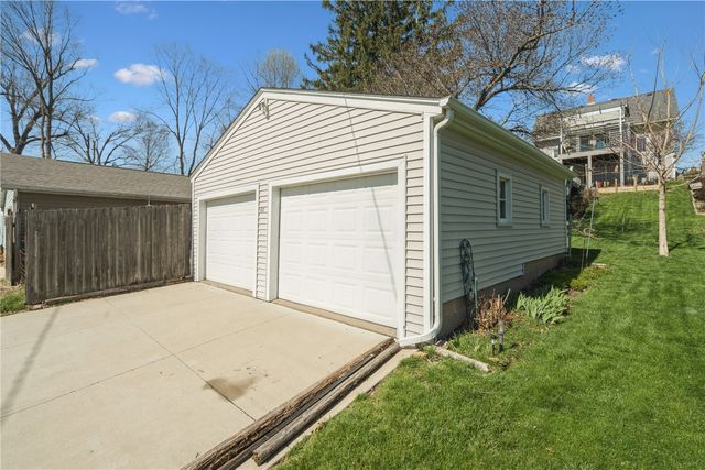 311 22nd St NE, Cedar Rapids, IA 52402
