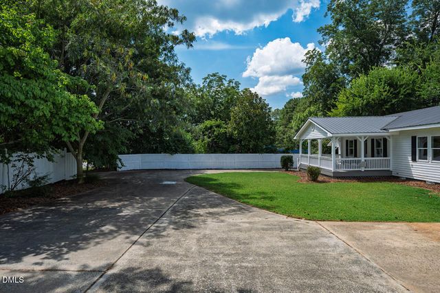 570 West Street, Pittsboro, NC 27312