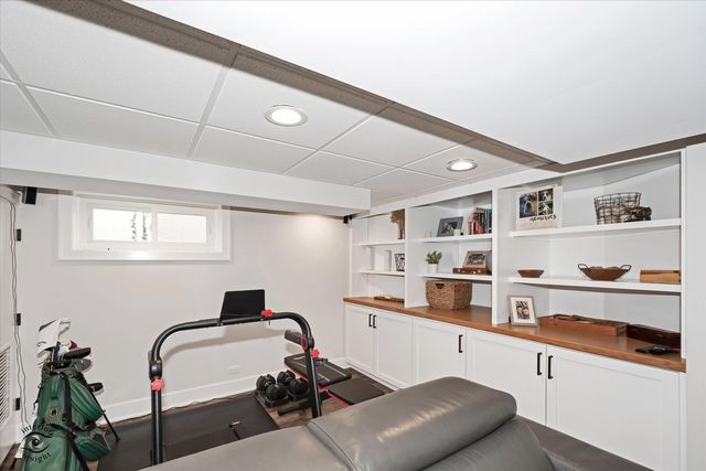 9751 S Hamlin Avenue, Evergreen Park, IL 60805