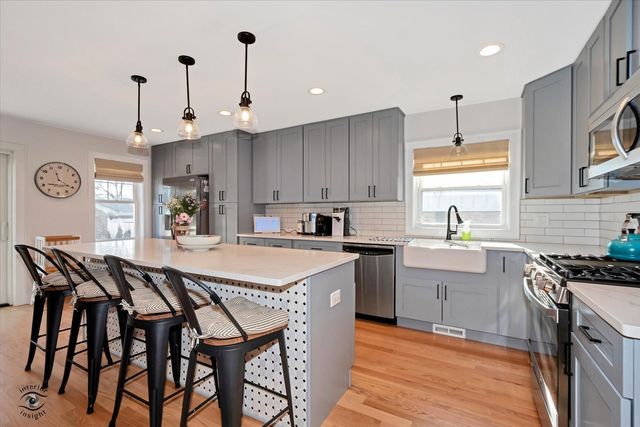 9751 S Hamlin Avenue, Evergreen Park, IL 60805