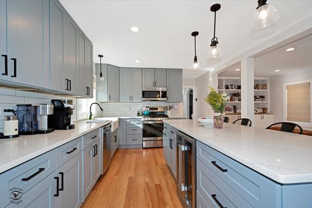 9751 S Hamlin Avenue, Evergreen Park, IL 60805