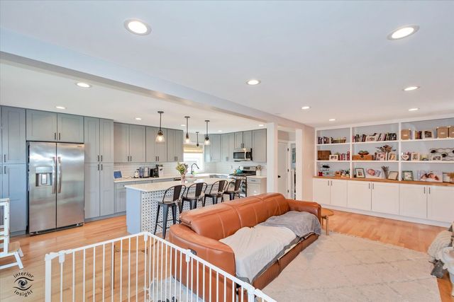 9751 S Hamlin Avenue, Evergreen Park, IL 60805