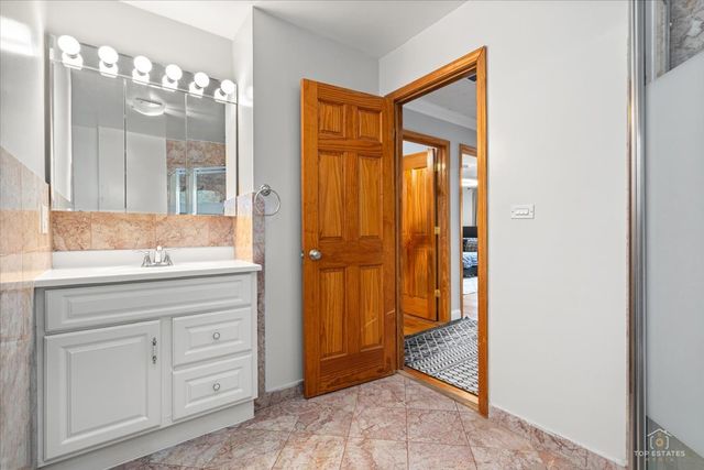 321 Hickory Lane, Schaumburg, IL 60193