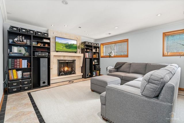 321 Hickory Lane, Schaumburg, IL 60193