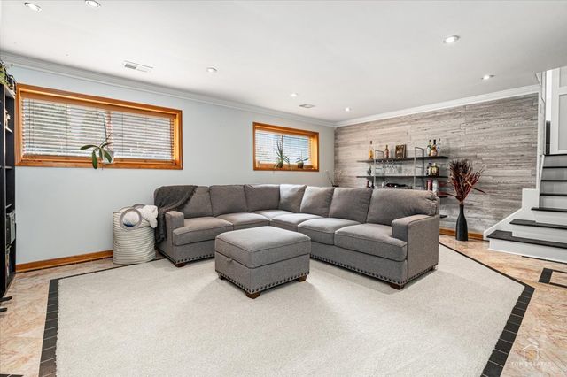 321 Hickory Lane, Schaumburg, IL 60193