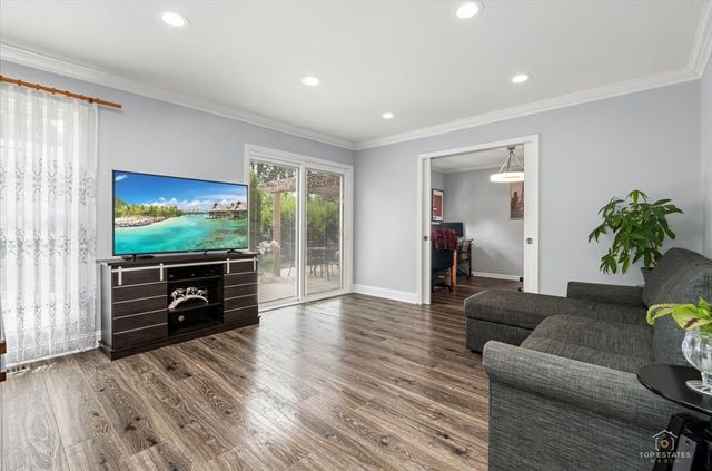 321 Hickory Lane, Schaumburg, IL 60193