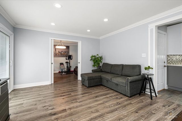 321 Hickory Lane, Schaumburg, IL 60193