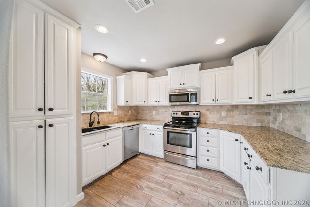 2603 SW Wolf Run Drive, Claremore, OK 74019