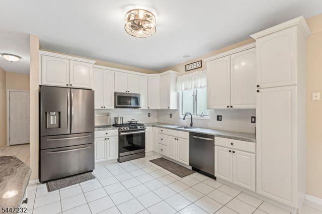 5 Clark Ct, Bridgewater Twp., NJ 08807