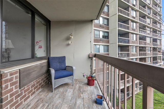 1 Bay Club Drive 4R, Bayside, NY 11360