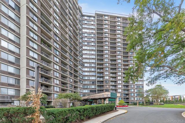 1 Bay Club Drive 4R, Bayside, NY 11360