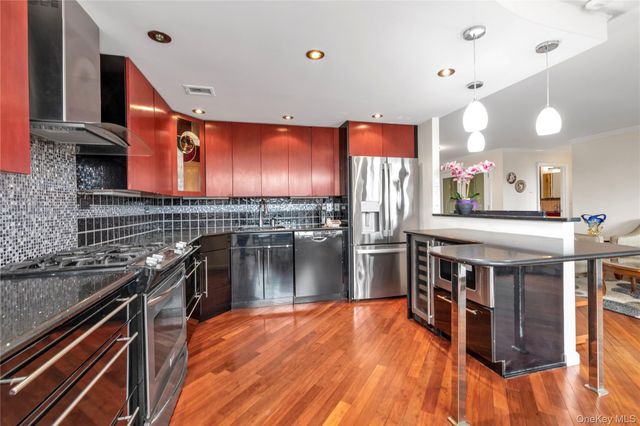 1 Bay Club Drive 4R, Bayside, NY 11360