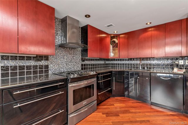 1 Bay Club Drive 4R, Bayside, NY 11360