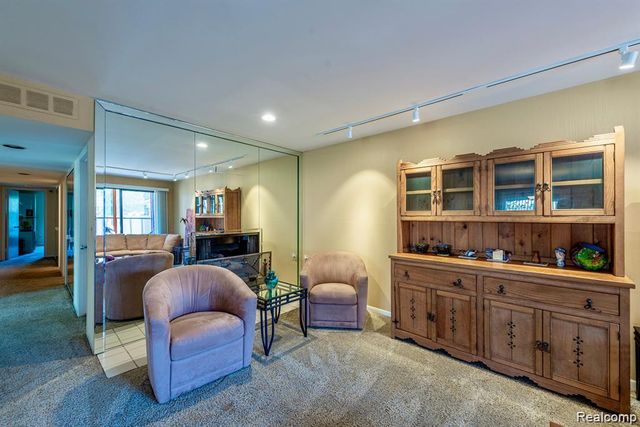 4426 Knightsbridge Lane, West Bloomfield, MI 48323