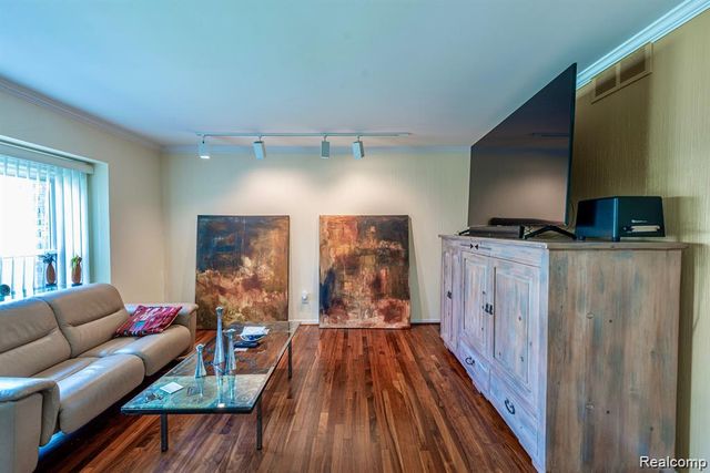 4426 Knightsbridge Lane, West Bloomfield, MI 48323