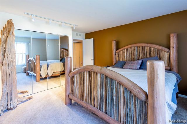 4426 Knightsbridge Lane, West Bloomfield, MI 48323