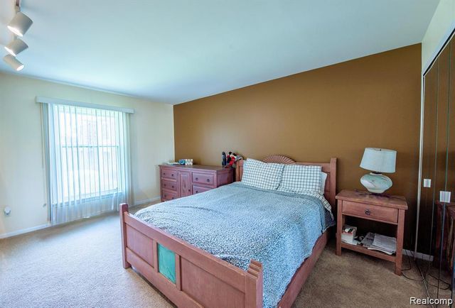 4426 Knightsbridge Lane, West Bloomfield, MI 48323