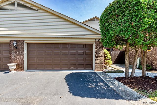 4426 Knightsbridge Lane, West Bloomfield, MI 48323